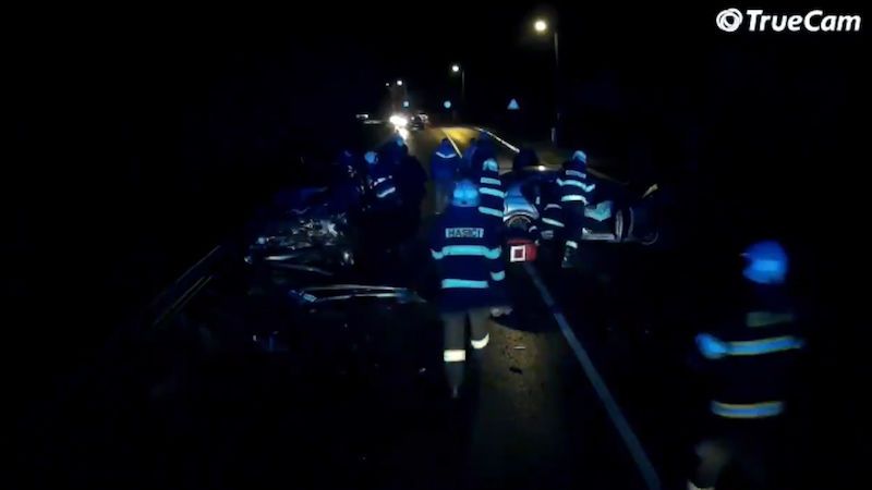 Osmnáctiletý řidič BMW dostal smyk a srazil se s autem. Sedm zraněných